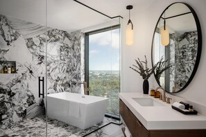Suite Studio, en angle | Salle de bain | Articles de toilette de luxe, sèche-cheveux, peignoirs, chaussons