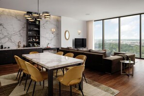 أغطية فراش متميزة وأسرّة بطبقة علوية مريحة وميني بار وخزنة داخل الغرفة