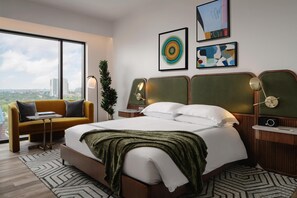 أغطية فراش متميزة وأسرّة بطبقة علوية مريحة وميني بار وخزنة داخل الغرفة