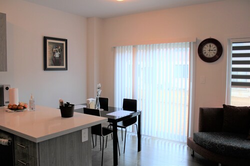 Modern 4 Bedroom Townhouse in Barrie South