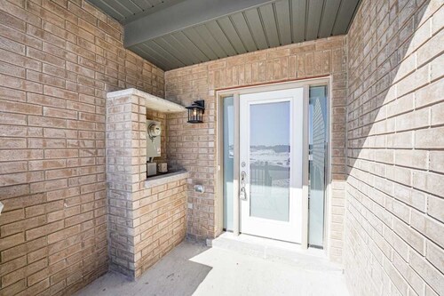 Modern 4 Bedroom Townhouse in Barrie South