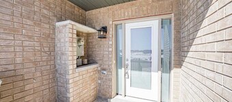 Modern 4 Bedroom Townhouse in Barrie South