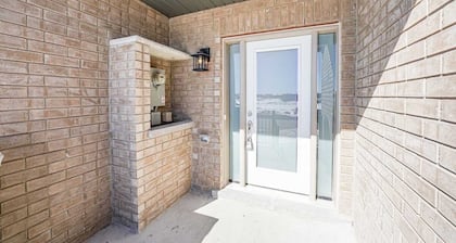 Modern 4 Bedroom Townhouse in Barrie South