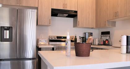 Modern 4 Bedroom Townhouse in Barrie South