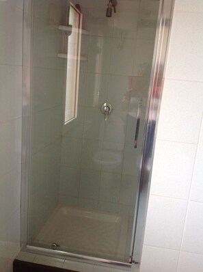 Haartrockner, Bidet, Handtücher, Seife