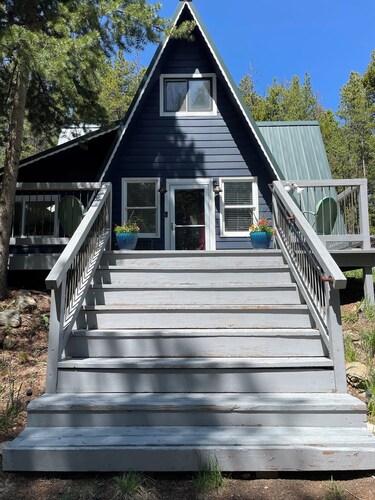 Mountain Bliss is a quiet mountain retreat, sleeps 6, hot tub, pet friendly