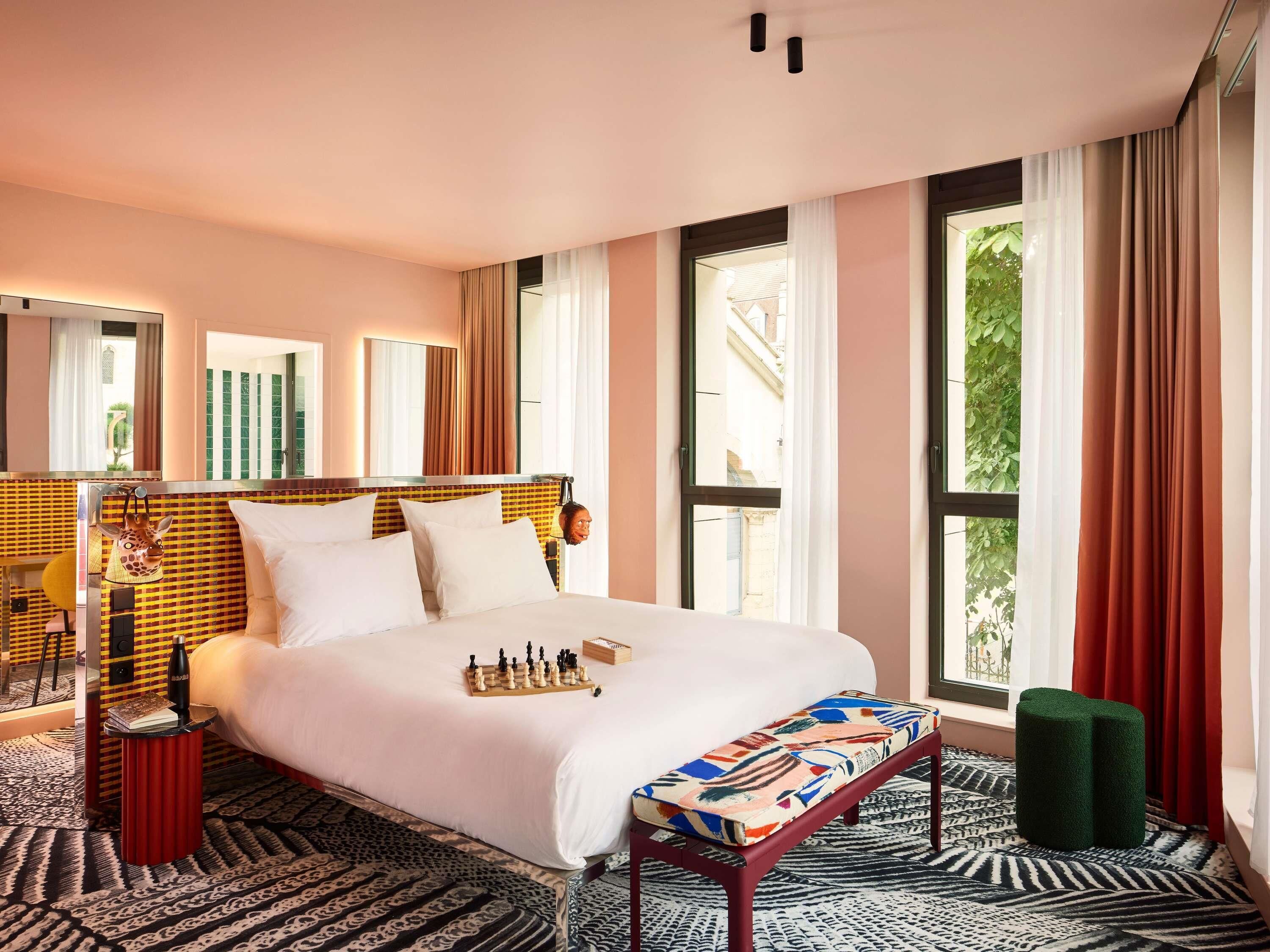 أغطية فراش متميزة وأسرّة بطبقة علوية مريحة وخزنة داخل الغرفة ومكتب