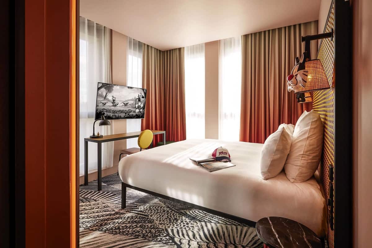 Room, 1 Double Bed (Medium) | Premium bedding, pillowtop beds, in-room safe, desk