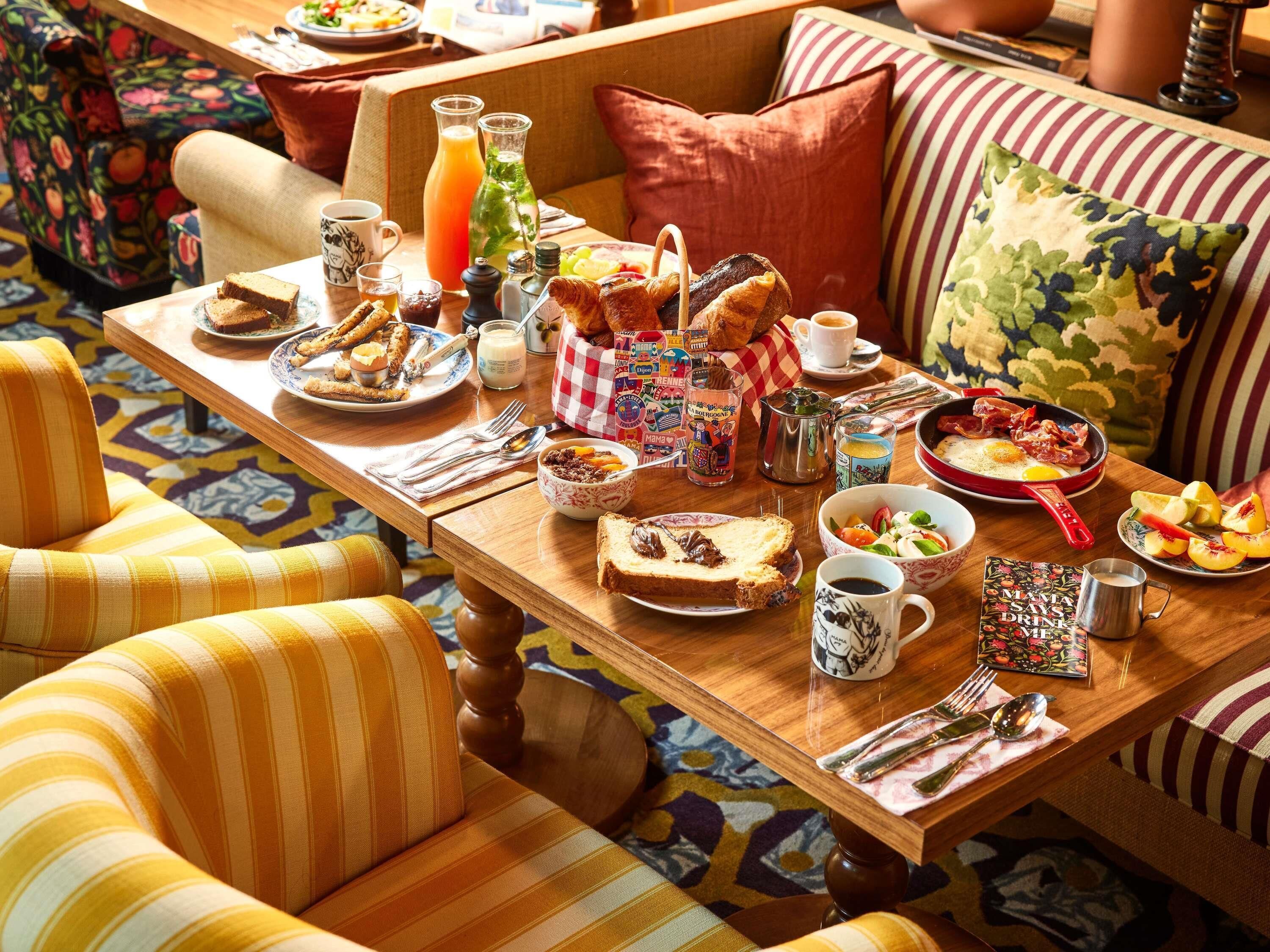 Bữa sáng buffet hàng ngày (21 EUR/mỗi người) 