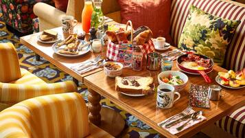 Desayuno buffet diario (EUR 21 por persona)