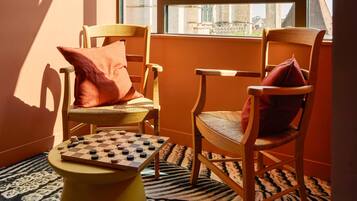 Kamer (XXL Mama) | Luxe beddengoed, pillowtop-bedden, een kluis op de kamer, een bureau