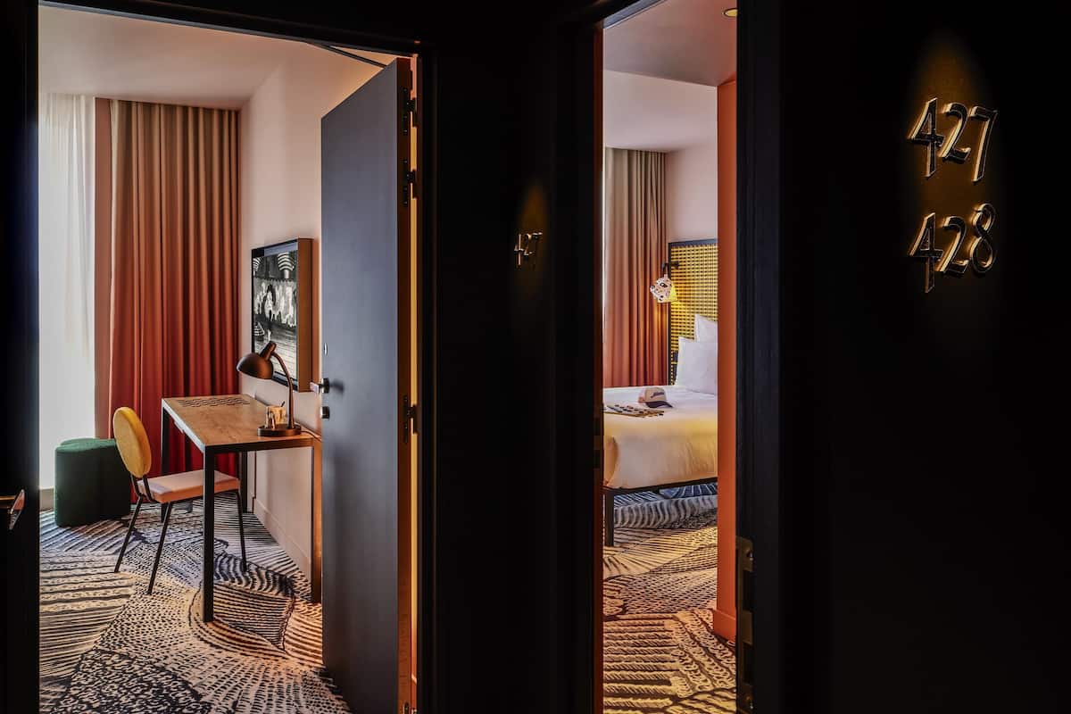 Familiekamer, Meerdere bedden | Luxe beddengoed, pillowtop-bedden, een kluis op de kamer, een bureau