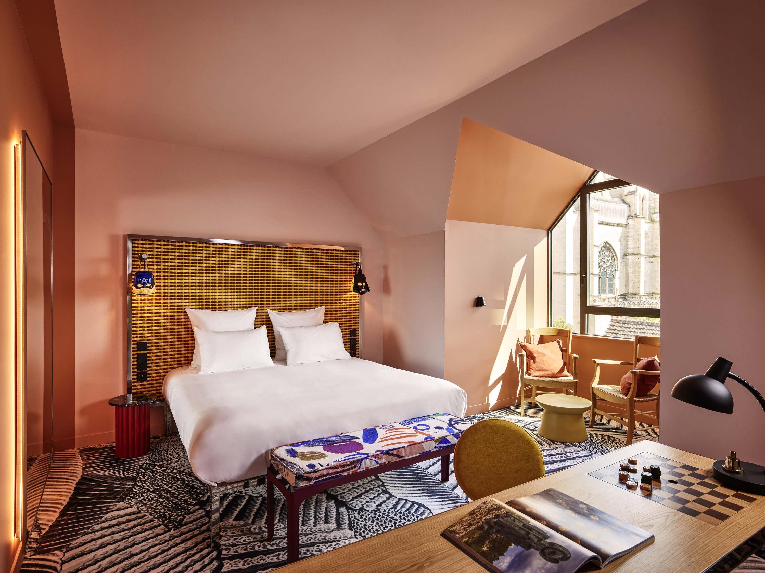 Kamer (XXL Mama) | Luxe beddengoed, pillowtop-bedden, een kluis op de kamer, een bureau