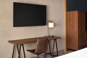 In-room safe, iron/ironing board, cots/infant beds, free WiFi - Four Points by Sheraton Penticton at the Convention Centre (Penticton)