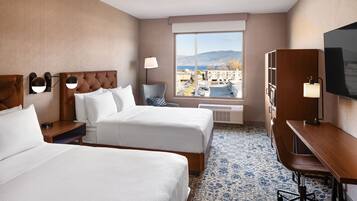 Zimmer, 2 Queen-Betten | Zimmersafe, Bügeleisen/Bügelbrett, Babybetten, kostenloses WLAN