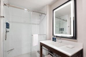 Hair dryer, towels, soap, shampoo - Four Points by Sheraton Penticton at the Convention Centre (Penticton)