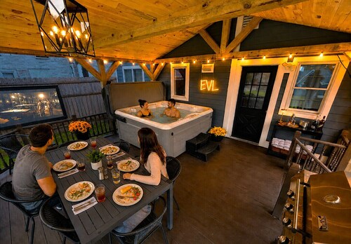Best Location! NEW HOT TUB/Games/Bar/Yard/Outdoor Movie Theater/Etc!