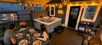 Best Location! NEW HOT TUB/Games/Bar/Yard/Outdoor Movie Theater/Etc!