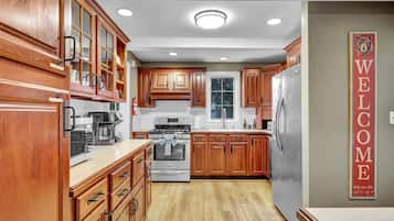 Een koelkast, een magnetron, een oven, een kookplaat