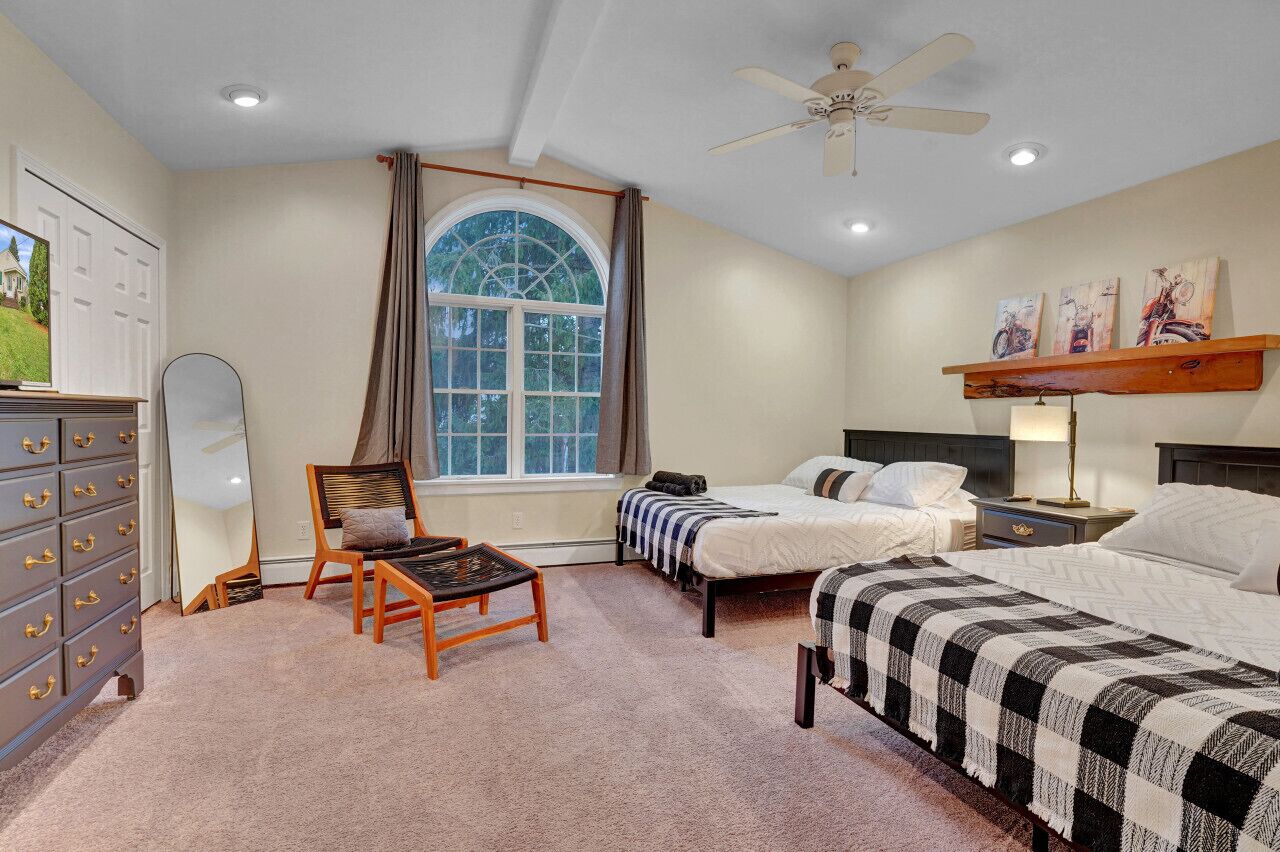 4 makuuhuonetta, työpöytä, silitysrauta/-lauta, ilmainen Wi-Fi