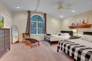 4 bedrooms, desk, iron/ironing board, free WiFi - Best Village Location! Firepit/Games/Bar/Yard/Outdoor Movie Theater/Etc. (Ellicottville)