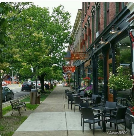 Outdoor dining. Best Location! NEW HOT TUB/Games/Bar/Yard/Outdoor Movie Theater/Etc!