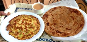 Daily cooked-to-order breakfast for a fee - Banjosa Inn Guest House (Chhota Gala)