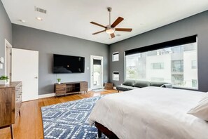 3 bedrooms, desk, iron/ironing board, free WiFi - Hickory Haven - Arts District / Midtown Houston (Houston)