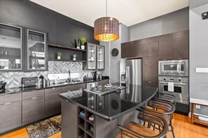 Fridge, microwave, oven, stovetop - Hickory Haven - Arts District / Midtown Houston (Houston)