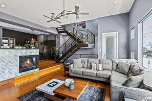 Smart TV, computer monitors - Hickory Haven - Arts District / Midtown Houston (Houston)