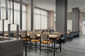 Free daily buffet breakfast - SpringHill Suites by Marriott New York Queens (Long Island City)