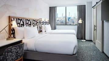 Phòng Suite, 2 giường cỡ queen, quang cảnh thành phố | Két bảo mật tại phòng, bàn, màn/rèm cản sáng, bàn ủi/dụng cụ ủi quần áo