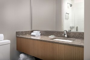Douche, sèche-cheveux, serviettes fournies, savon