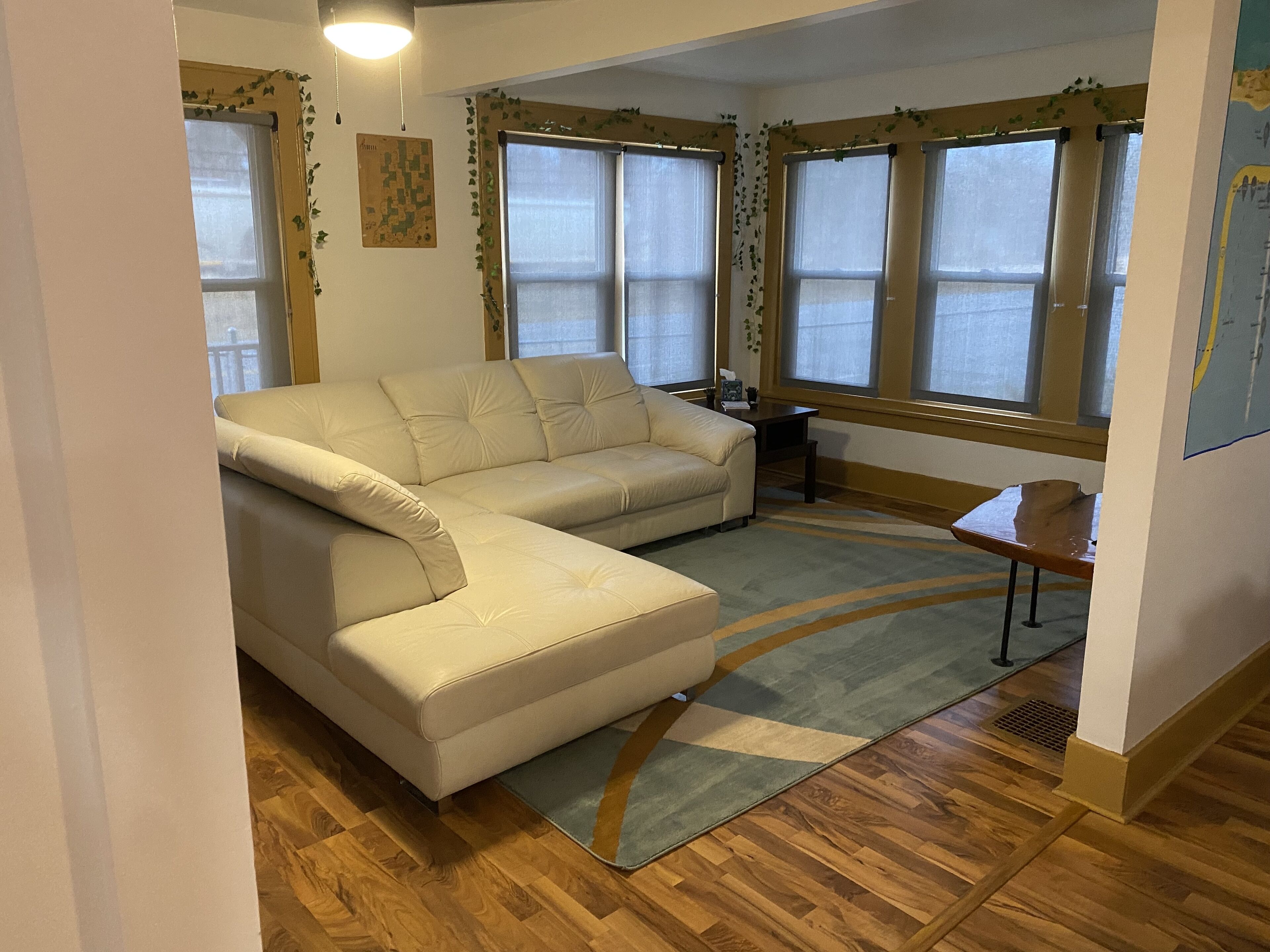 Mulberry Cottage - spacious pet friendly retreat, close to all local amenities! 