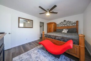 2 bedrooms, desk, iron/ironing board, WiFi - Sunny Smart House (Tucson)