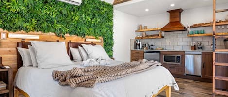 2 bedrooms, desk, iron/ironing board, travel crib