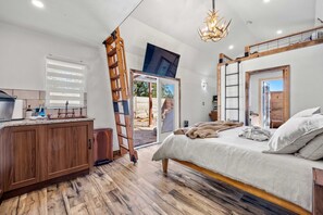 2 室のベッドルーム、デスク、アイロン / アイロン台、旅行用ベビーベッド