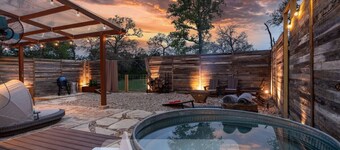 Romantic Tiny Luxury Retreat w/ pool & sauna