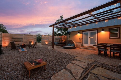 Romantic Tiny Luxury Retreat w/ pool & sauna