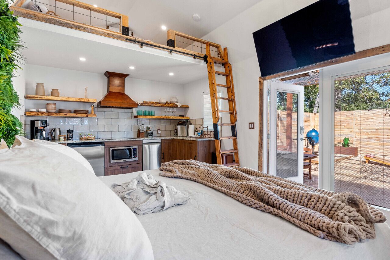 2 habitaciones, escritorio y tabla de planchar con plancha 