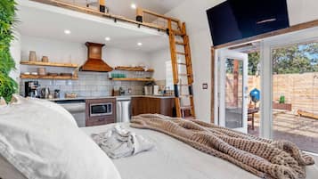 2 habitaciones, escritorio y tabla de planchar con plancha