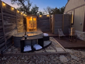 Un área de hidromasaje al aire libre con asientos y una terraza de madera.