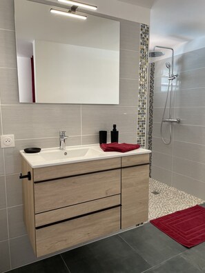 Dusche, Haartrockner, Handtücher, Seife