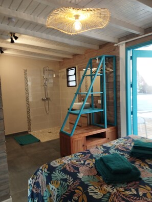 3 habitaciones, tabla de planchar con plancha y cuna de viaje