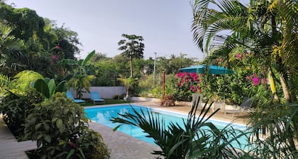 Gîte Calme à 2 Minutes de la Mer, Idéal Pour les Familles. Grande Piscine Privée