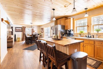 4-bedroom cabin just 10 minutes from Adirondack Park