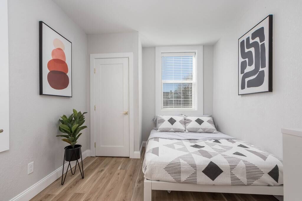 Stylish Clean 2 BR Conveniently Located