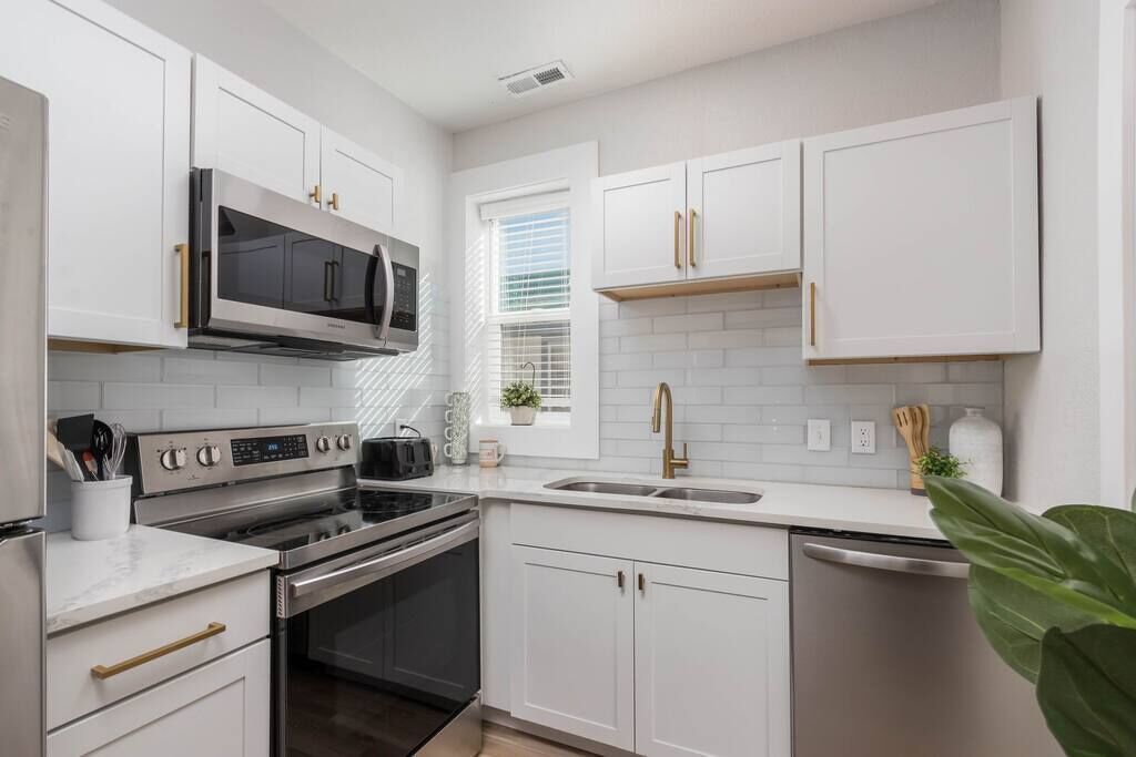 Stylish Clean 2 BR Conveniently Located