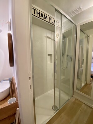Assecador de cabells, bidet, tovalloles i sabó 