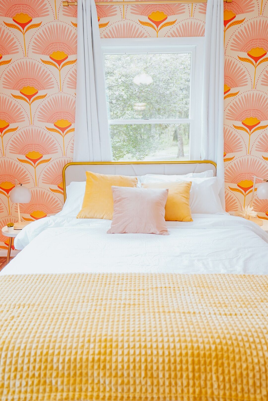 NEW Colorful Cottage + Hot Tub + Pets + 15 min to LAKE
